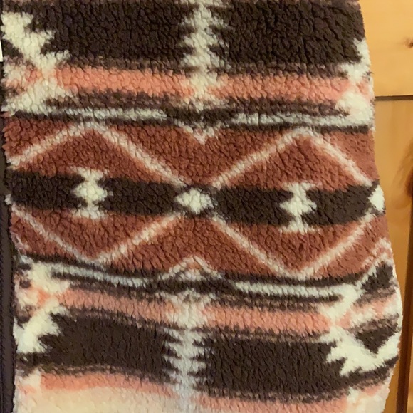 NEW Maurices Reversible Sherpa/Quilted Vest - Picture 4 of 12